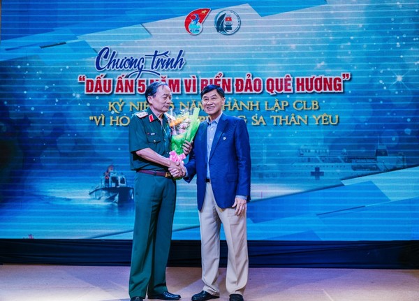 Ông Johnathan Hạnh Nguyễn trao hoa cho Trung Tướng Phạm Văn Dỹ