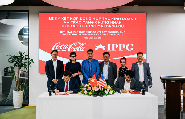 Tổng giám đốc Công ty TNHH Nước Giải Khát Coca-Cola Việt Nam – ông Peeyush Sharma và Chủ tịch IPPG – ông Johnathan Hạnh Nguyễn tại lễ ký kết hợp tác kinh doanh