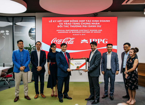 Chủ tịch IPPG – ông Johnathan Hạnh Nguyễn nhận “Chứng nhận Đối tác thương mại danh dự” từ Coca-Cola Việt Nam